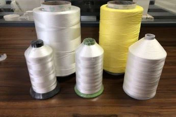 Eng sifatli bo'yalgan polyester tikuv iplari
